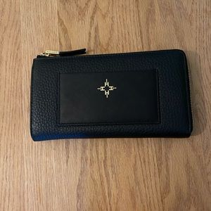 India Hicks wallet
